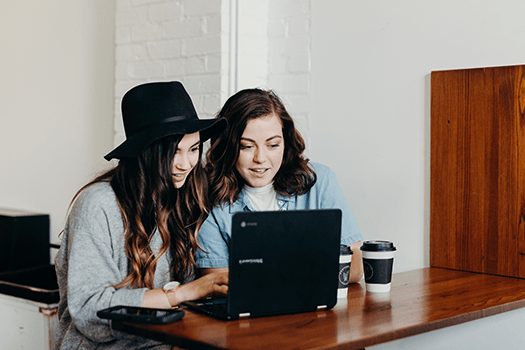 Junior-Level: Zwei Mädchen arbeiten gemeinsam am Laptop